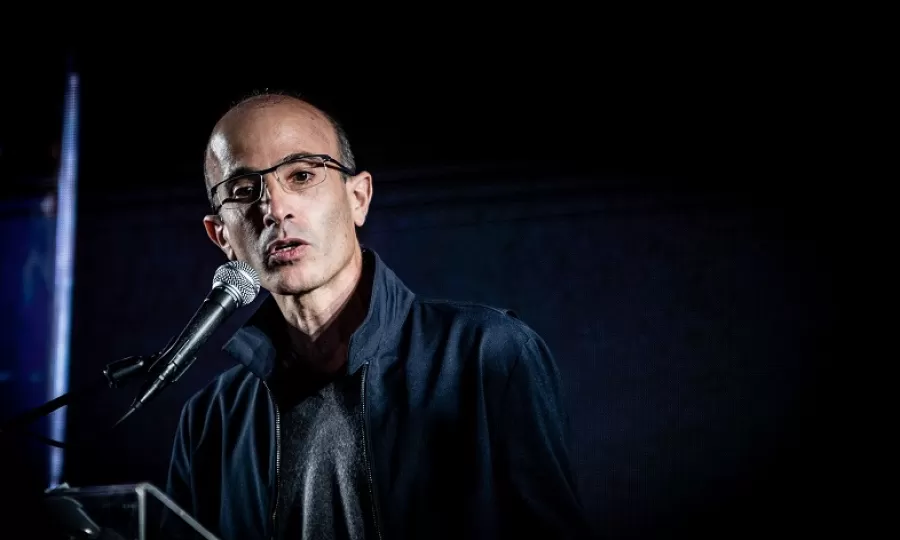 Yuval Noah Harari cuestion&oacute; la idea de Milei de darle personalidad jur&iacute;dica a la inteligencia artificial