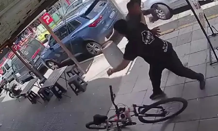 El due&ntilde;o de un local fren&oacute; a un ladr&oacute;n de una trompada y evit&oacute; el robo de una bicicleta