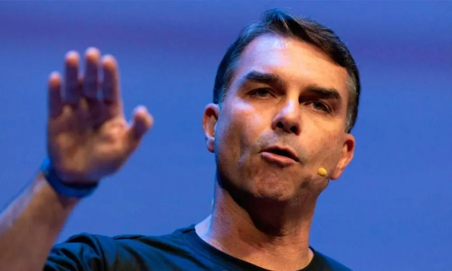 Fl&aacute;vio Bolsonaro le pidi&oacute; asilo pol&iacute;tico a Donald Trump y ya est&aacute; en vuelo a Estados Unidos