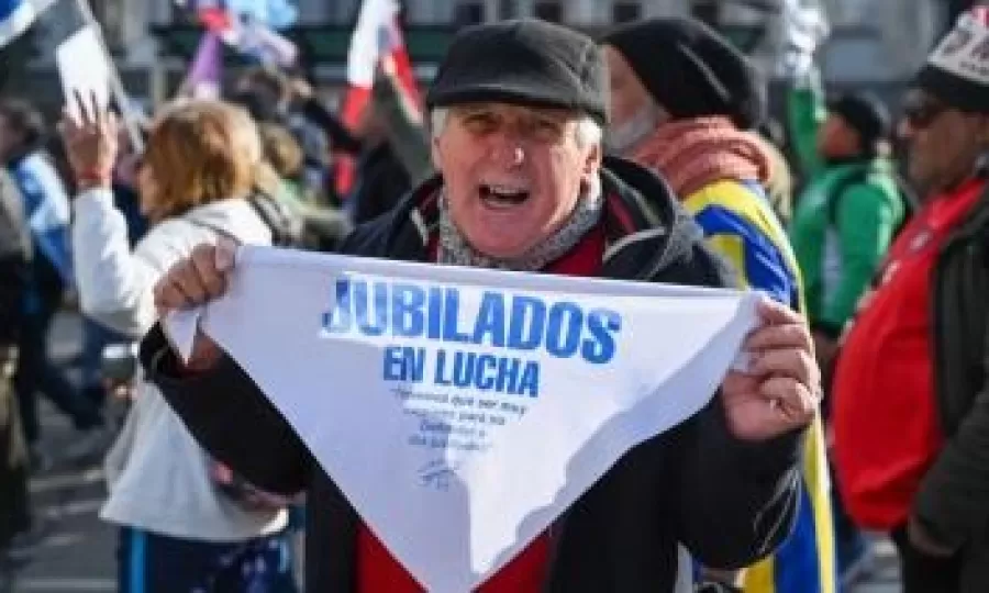 Jubilados municipales se movilizan