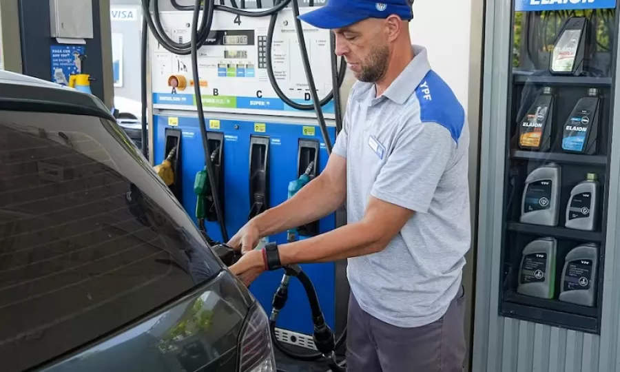 El Gobierno volvi&oacute; a aplicar una suba parcial de los impuestos al combustible