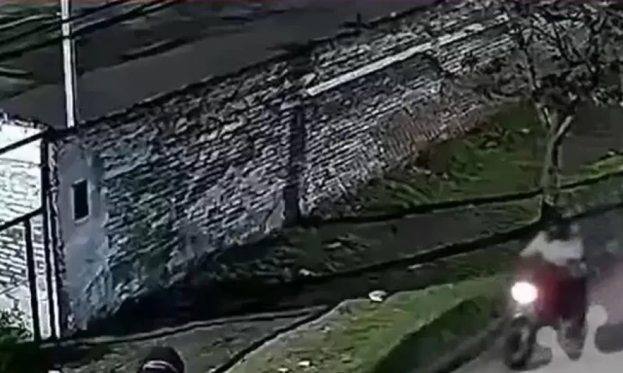 Le quisieron robar con un arma de juguete a un polic&iacute;a