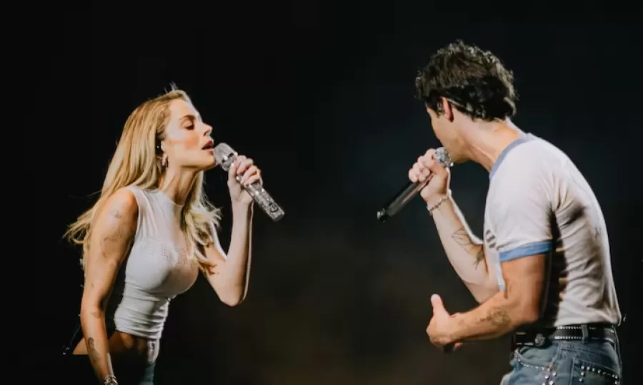 Tini Stoessel invitada especial en el show de Jonas Brothers