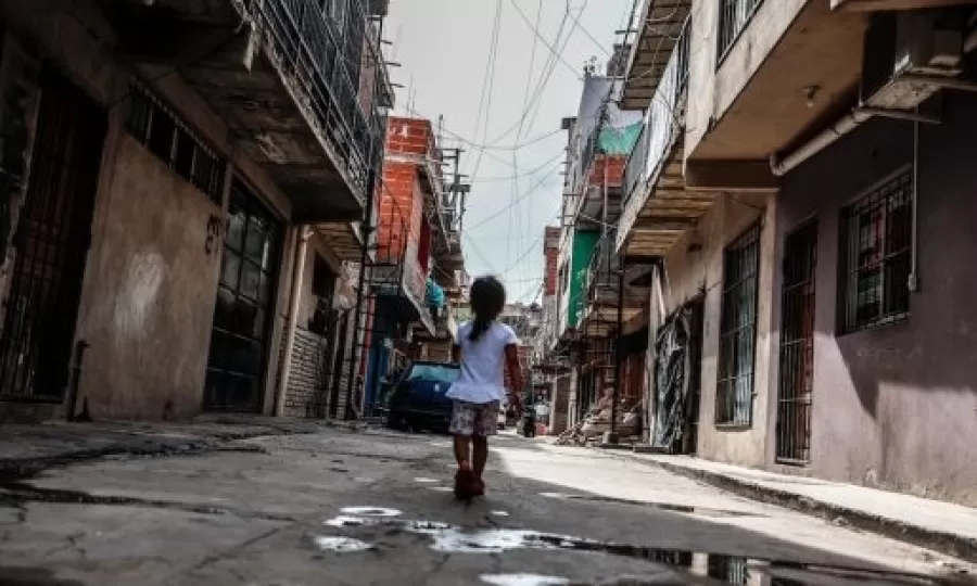 Casi 6 de cada 10 ni&ntilde;os son pobres en la Argentina y el 30% no come regularmente
