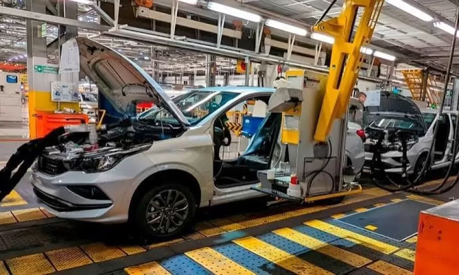 La producci&oacute;n automotriz cay&oacute; 16% en julio