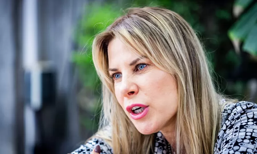 Lejos de pedir disculpas, Karen Reichardt se rio una vez m&aacute;s del hombre con Parkinson