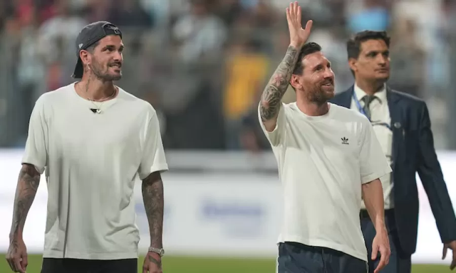 Lionel Messi contin&uacute;a su gira por India: fue ovacionado en Bombay y conoci&oacute; a una leyenda del deporte local