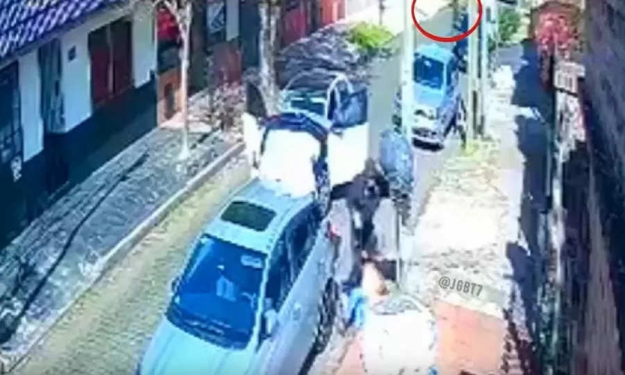Fueron a visitar a su madre de 90 a&ntilde;os al geri&aacute;trico y les robaron el auto a plena luz del d&iacute;a