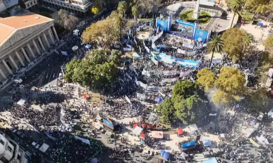 Con cr&iacute;ticas al Gobierno, la CGT encabez&oacute; un acto en Plaza de Mayo: &ldquo;Profundicemos el conflicto&rdquo;